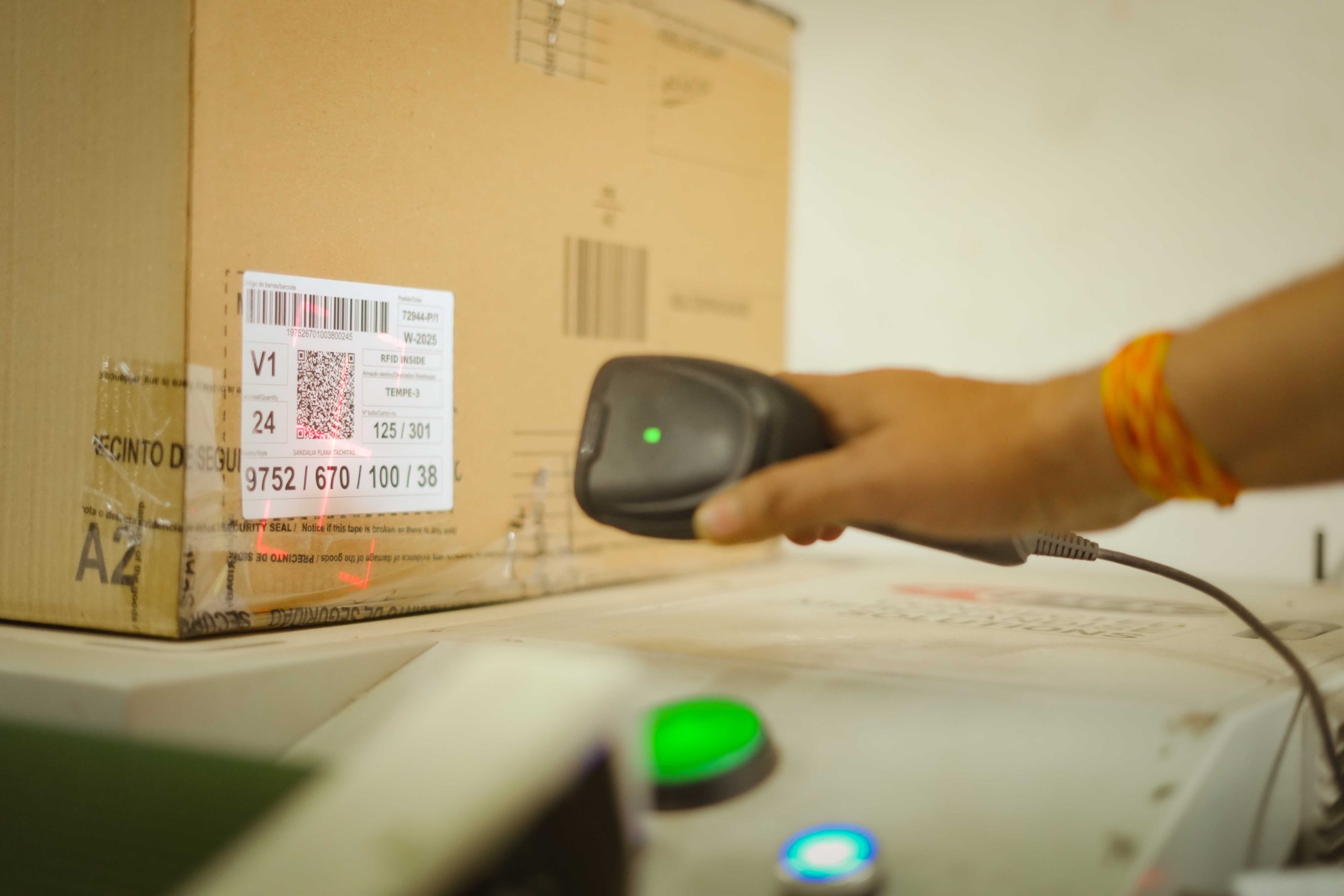 compressed_Modern warehouse equipped with auto-conveyor and RFID tunnel (1)